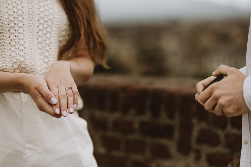 Proposta di matrimonio a Torino di Svajunaas ad Erika al Monte dei Cappuccini. Erika mostra l'anella