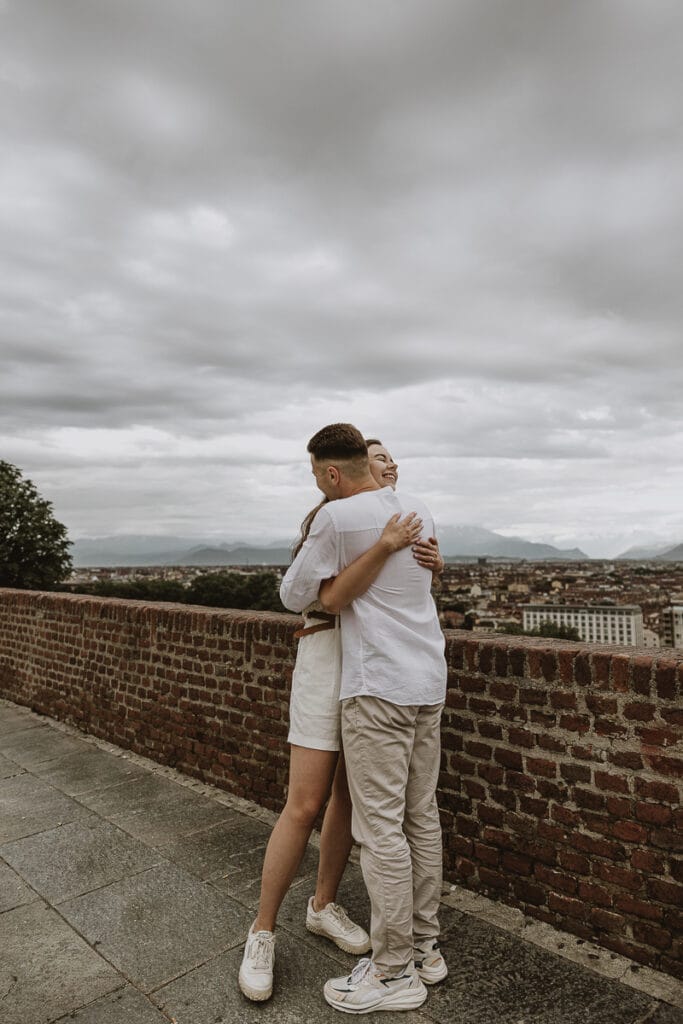 Proposta di matrimonio a Torino di Svajunaas ad Erika al Monte dei Cappuccini. Erika abbraccia il ragazzo