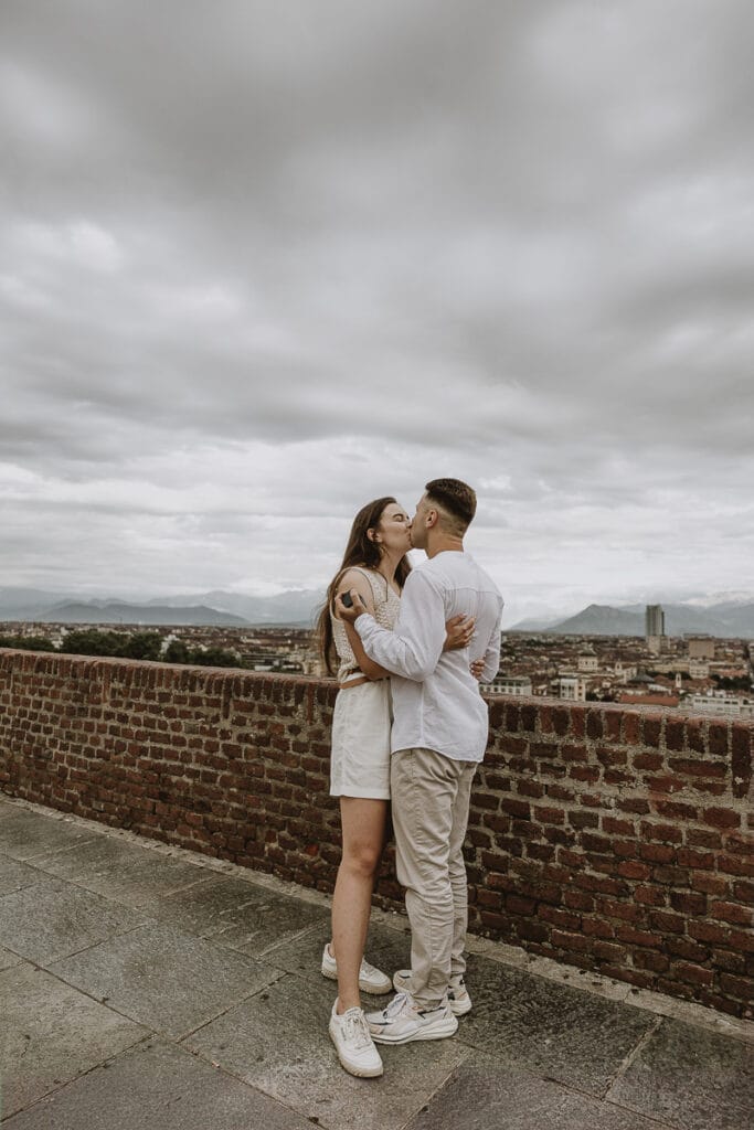 Proposta di matrimonio a Torino di Svajunaas ad Erika al Monte dei Cappuccini. Bacio.