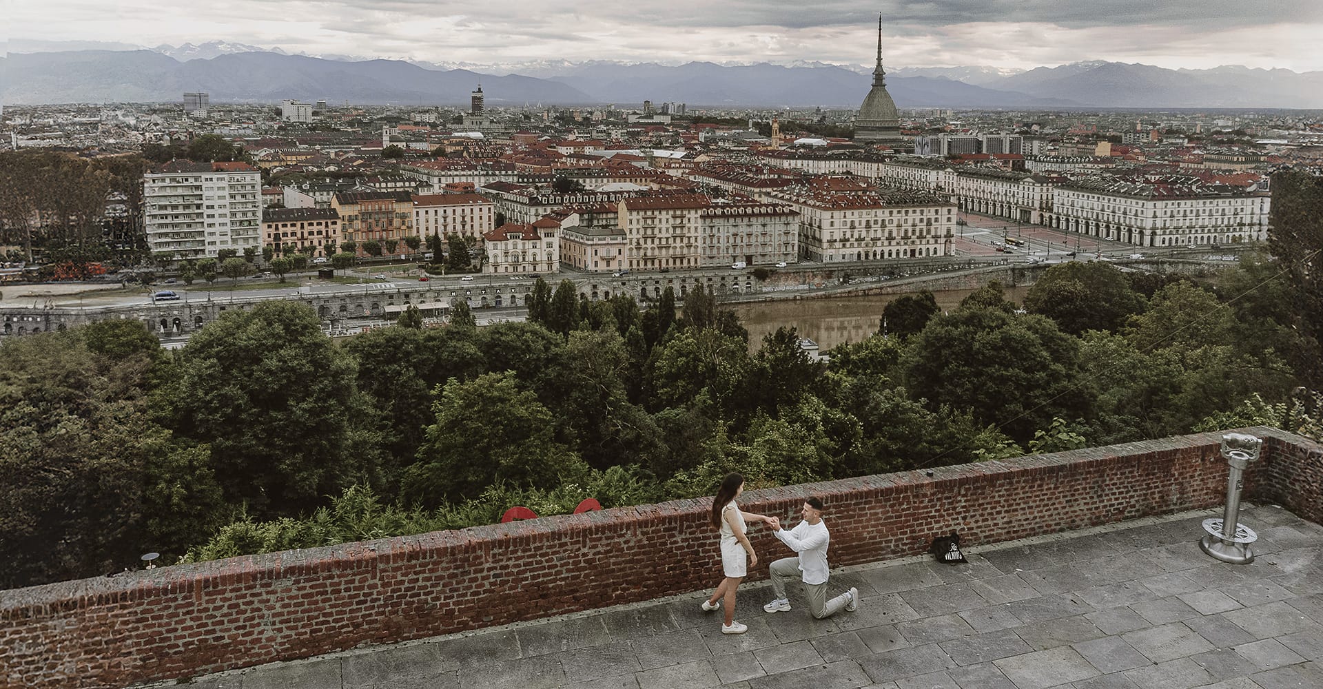 proposta di matrimonio a torino di Svajunaas ad Erika, da Vilnius in Lituania a Torino per la proposta di matrimonio sul Monte dei capppuccini con la vista sulla città. Foto dal drone. Svajunaas inginocchiato davanti ad Erika.