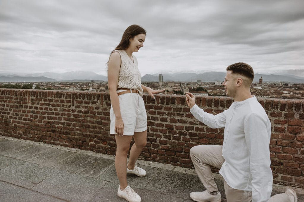 Proposta di matrimonio a Torino di Svajunaas ad Erika al Monte dei Cappuccini. Svajunaas si inginocchia davanti ad Erika.