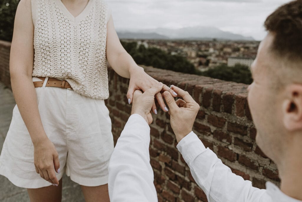 Proposta di matrimonio a Torino di Svajunaas ad Erika al Monte dei Cappuccini. Svajunaas si inginocchia davanti ad Erika e mette l'anello al dito della ragazza.