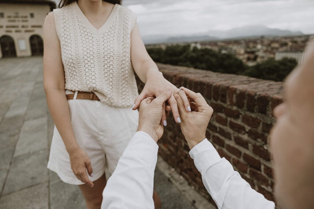 Proposta di matrimonio a Torino di Svajunaas ad Erika al Monte dei Cappuccini. Svajunaas si inginocchia davanti ad Erika e mette l'anello al dito della ragazza.