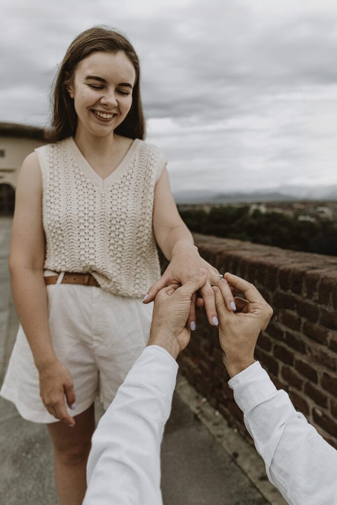 Proposta di matrimonio a Torino di Svajunaas ad Erika al Monte dei Cappuccini. Svajunaas si inginocchia davanti ad Erika e mette l'anello al dito della ragazza.