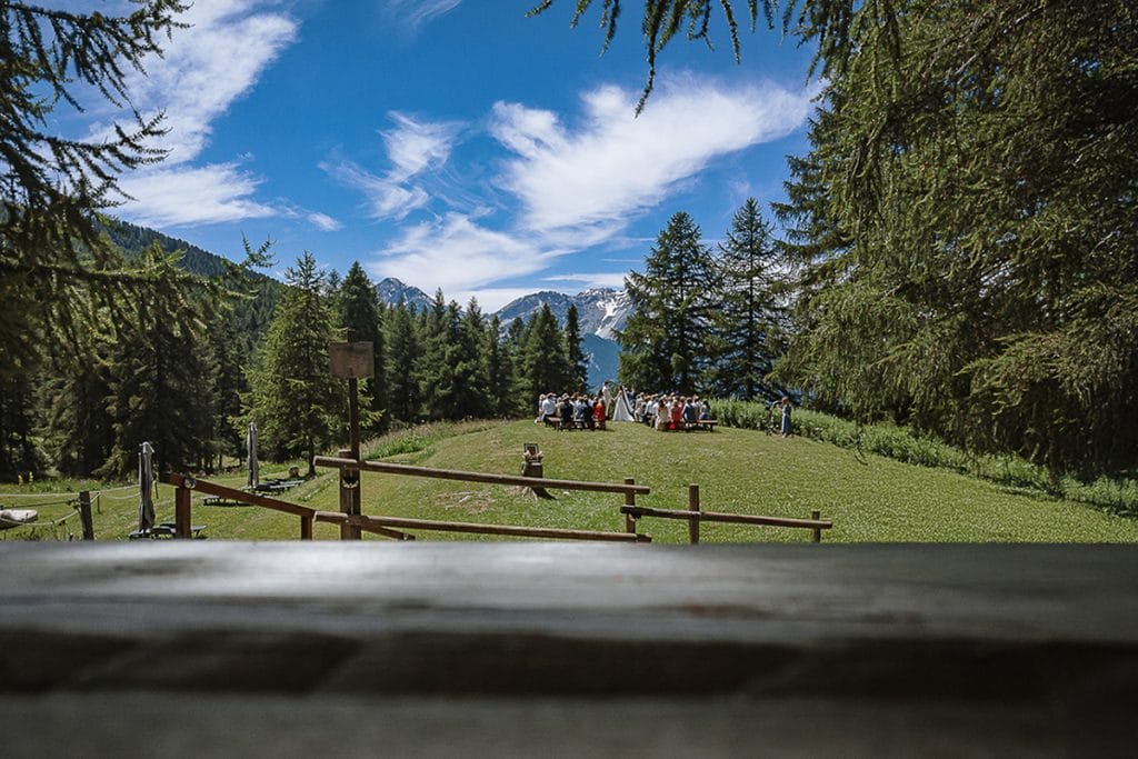 Destination wedding in Piemonte, elopement di Sophie e Angus a Sauze d'Oulx, Hotel Ciao Pais. cerimonia all'aperto su di un prato con vista sulle Alpi Piemontesi. Foto aerea dal drone.