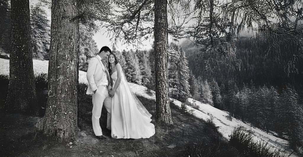 Destination wedding in Piemonte. Il matrimonio in montagna a Salice d'Ulzio di Sophie e Angus. Ritratto degli sposi fra i boschi. Foto in bianco e nero.