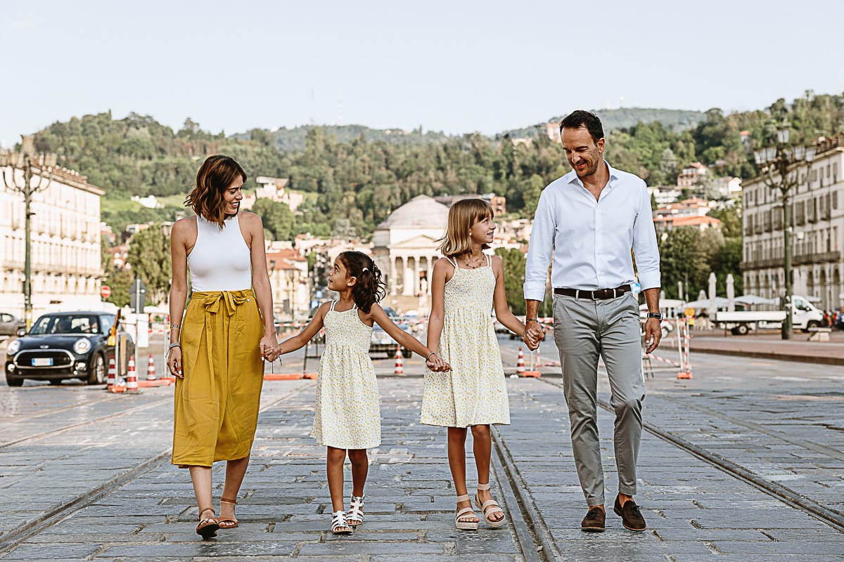 Fotografia di famiglia in vacanza a Torino: famiglia a passeggio in piazza Vittorio Veneto, una delle piazze più grandi d'Europa.