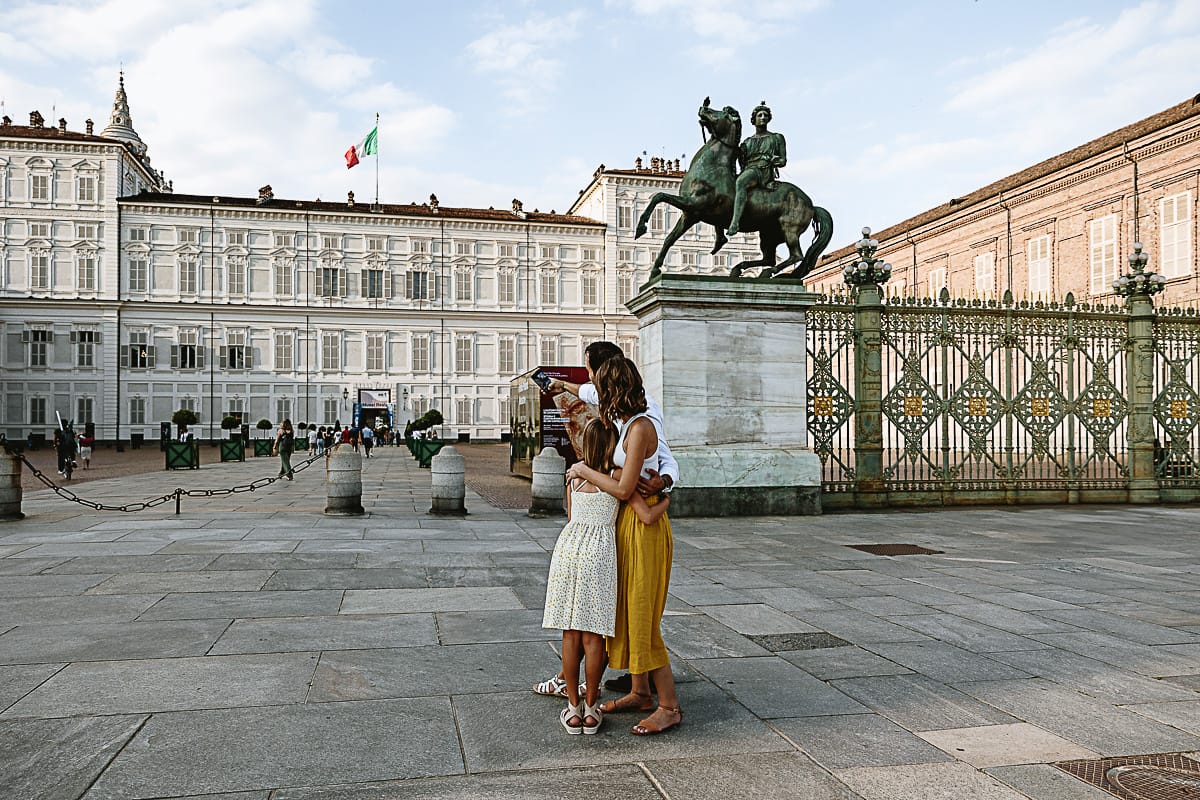 Fotografia di famiglia in vacanza a Torino: famiglia americana davanti a Palazzo reale.