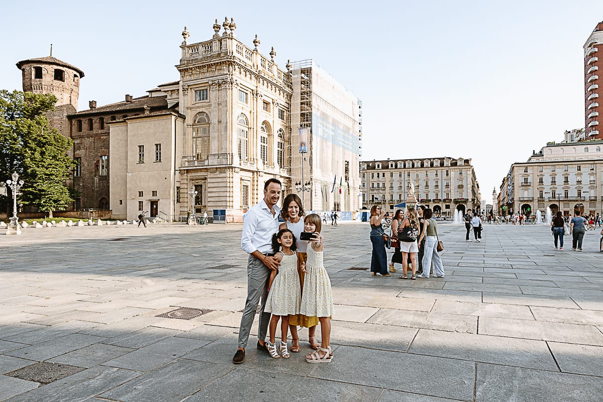 Fotografia di famiglia in vacanza a Torino:famiglia americana davanti a Palazzo Madama.