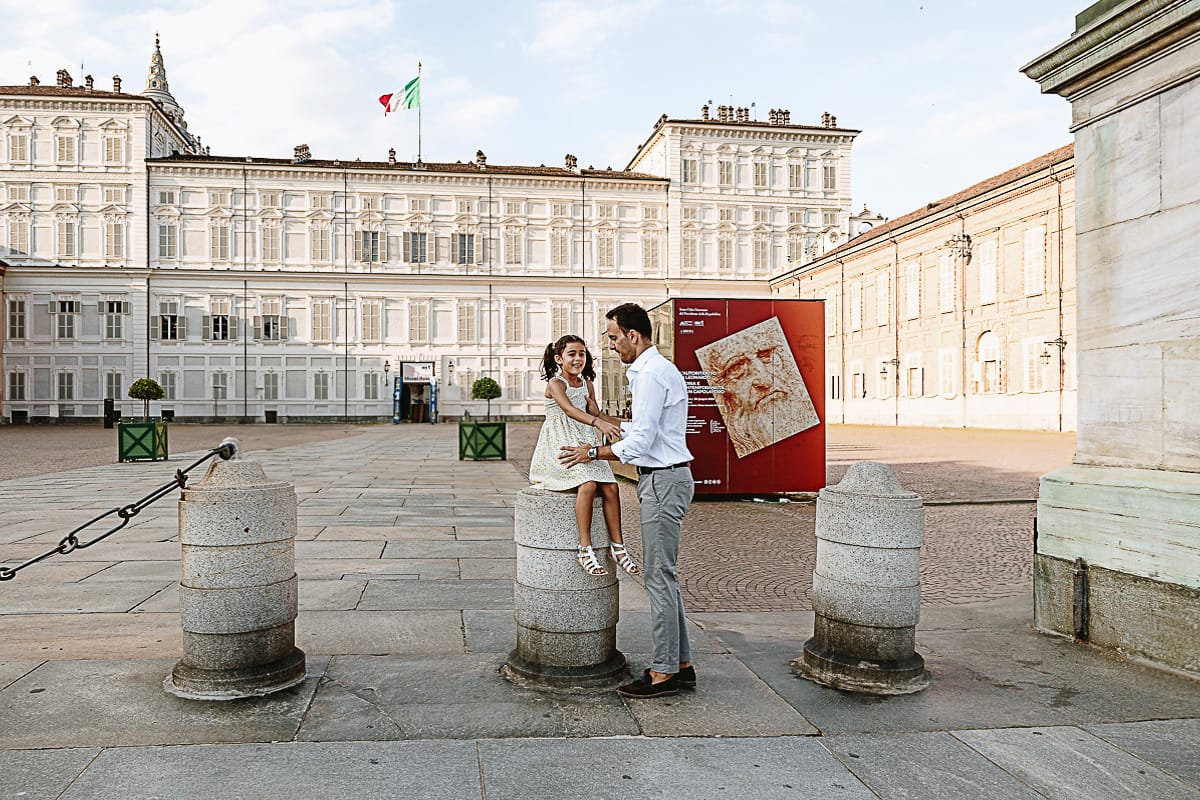 Fotografia di famiglia in vacanza a Torino: famiglia americana davanti a Palazzo reale.