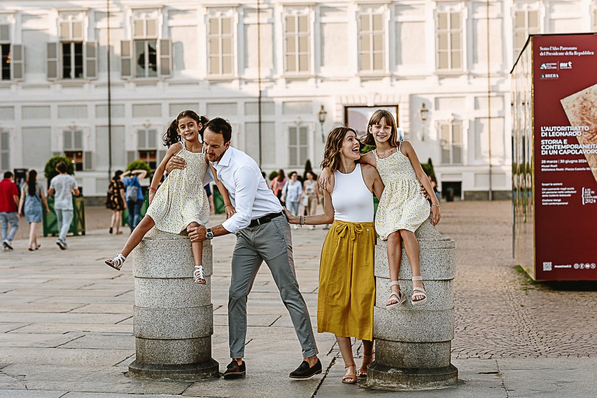 Fotografia di famiglia in vacanza a Torino: famiglia americana davanti a Palazzo Reale.
