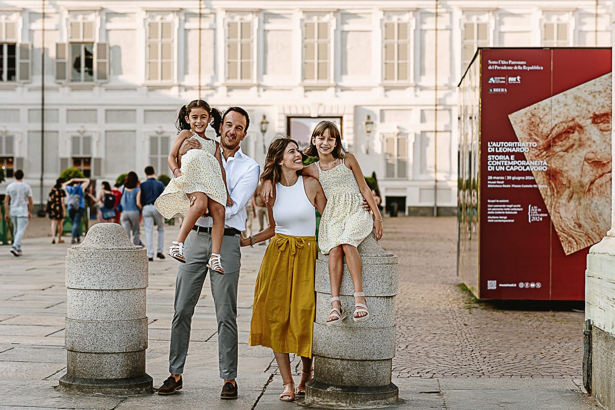 Fotografia di famiglia in vacanza a Torino: famiglia americana davanti a Palazzo Reale.