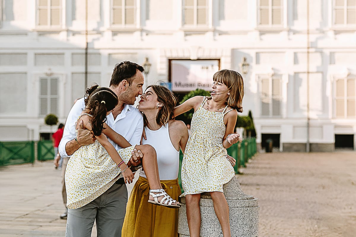 Fotografia di famiglia in vacanza a Torino: famiglia americana davanti a Palazzo Reale.