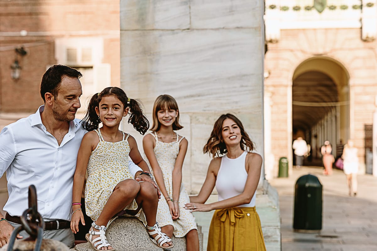 Fotografia di famiglia in vacanza a Torino: famiglia americana davanti a Palazzo Reale.