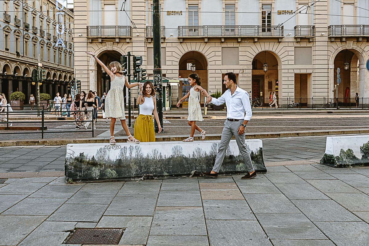Fotografia di famiglia in vacanza a Torino: famiglia in piazza Castello davanti a Via Roma.