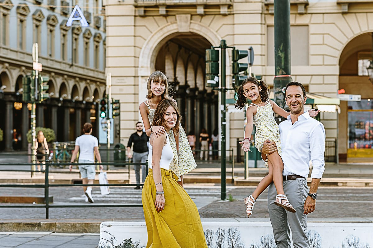 Fotografia di famiglia in vacanza a Torino: famiglia in piazza Castello davanti a Via Roma.