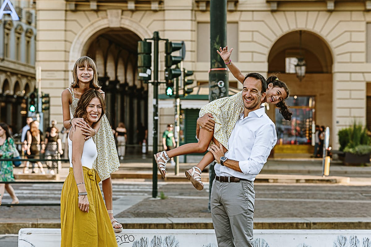 Fotografia di famiglia in vacanza a Torino: famiglia in piazza Castello davanti a Via Roma.
