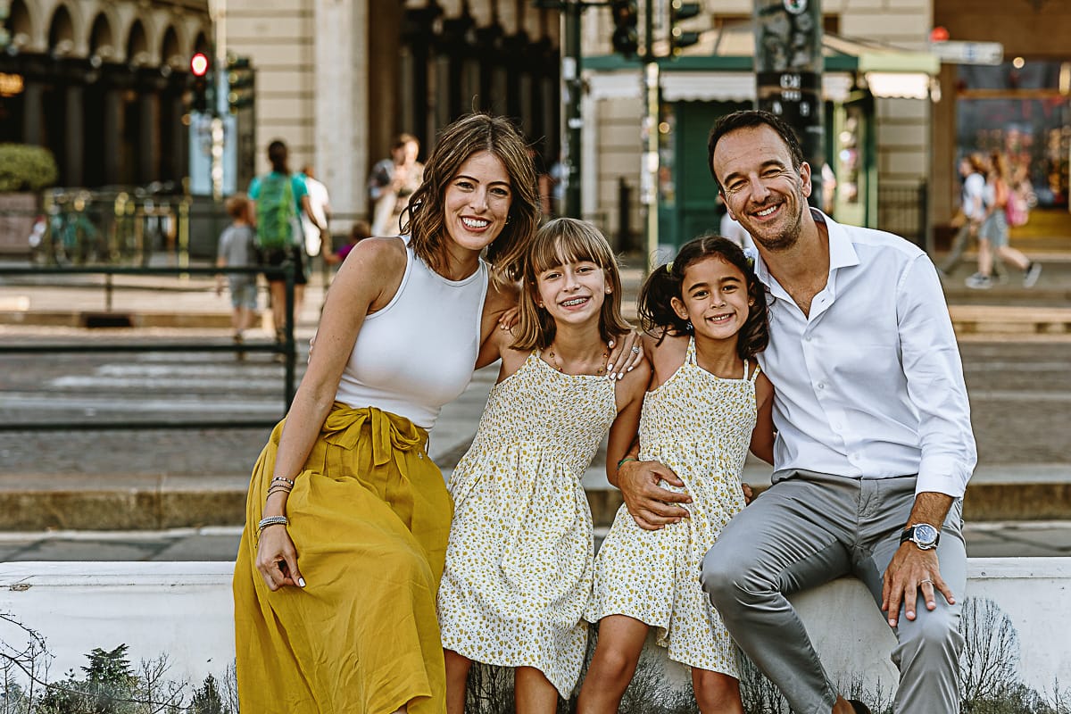 Fotografia di famiglia in vacanza a Torino: famiglia in piazza Castello davanti a Via Roma.