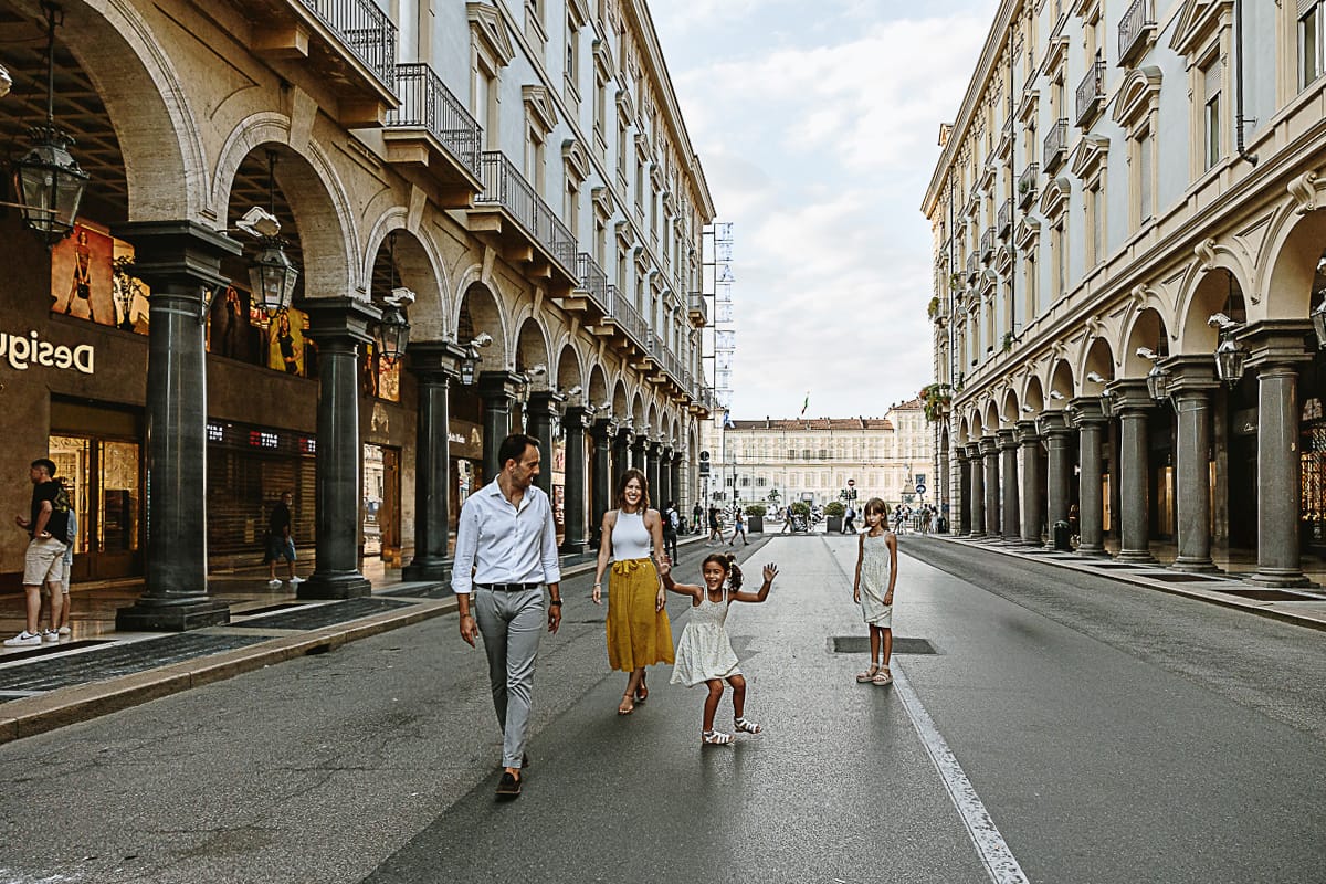 Fotografia di famiglia in vacanza a Torino: famiglia in via Roma