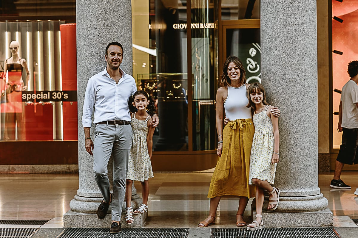Fotografia di famiglia in vacanza a Torino: famiglia in via Roma