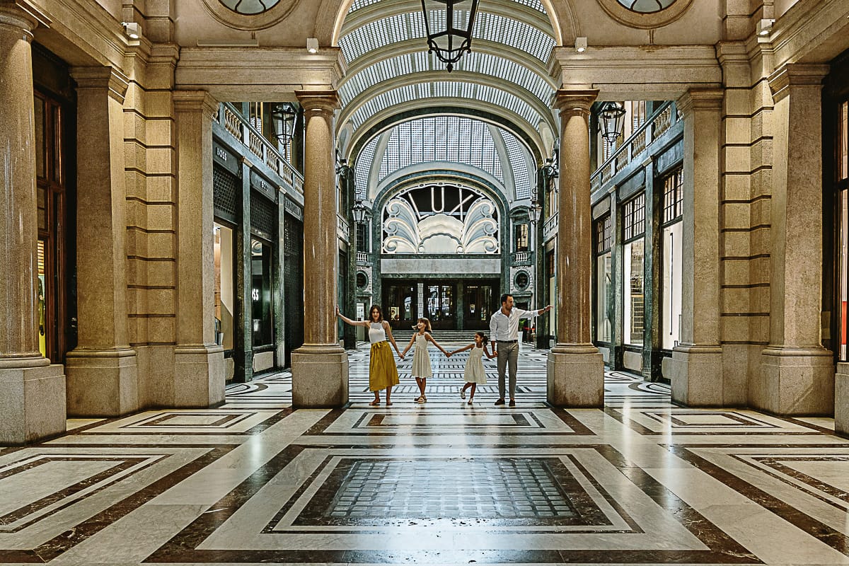 Fotografia di famiglia in vacanza a Torino: famiglia nella Galleria San Federico.