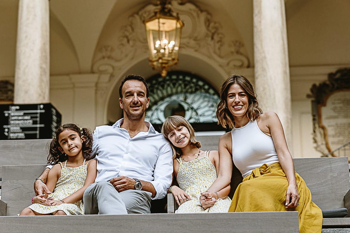 Fotografia di famiglia in vacanza a Torino: famiglia nel cortile del Palazzo san Paolo di piazza San Carlo