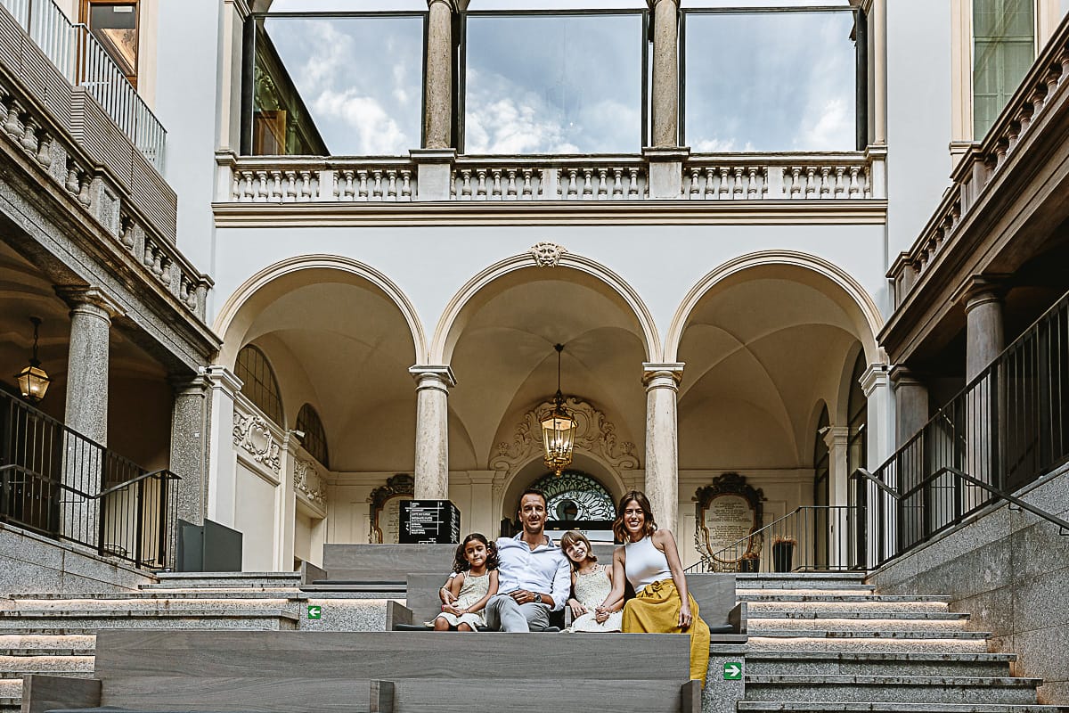Fotografia di famiglia in vacanza a Torino: famiglia nel cortile del Palazzo san Paolo di piazza San Carlo