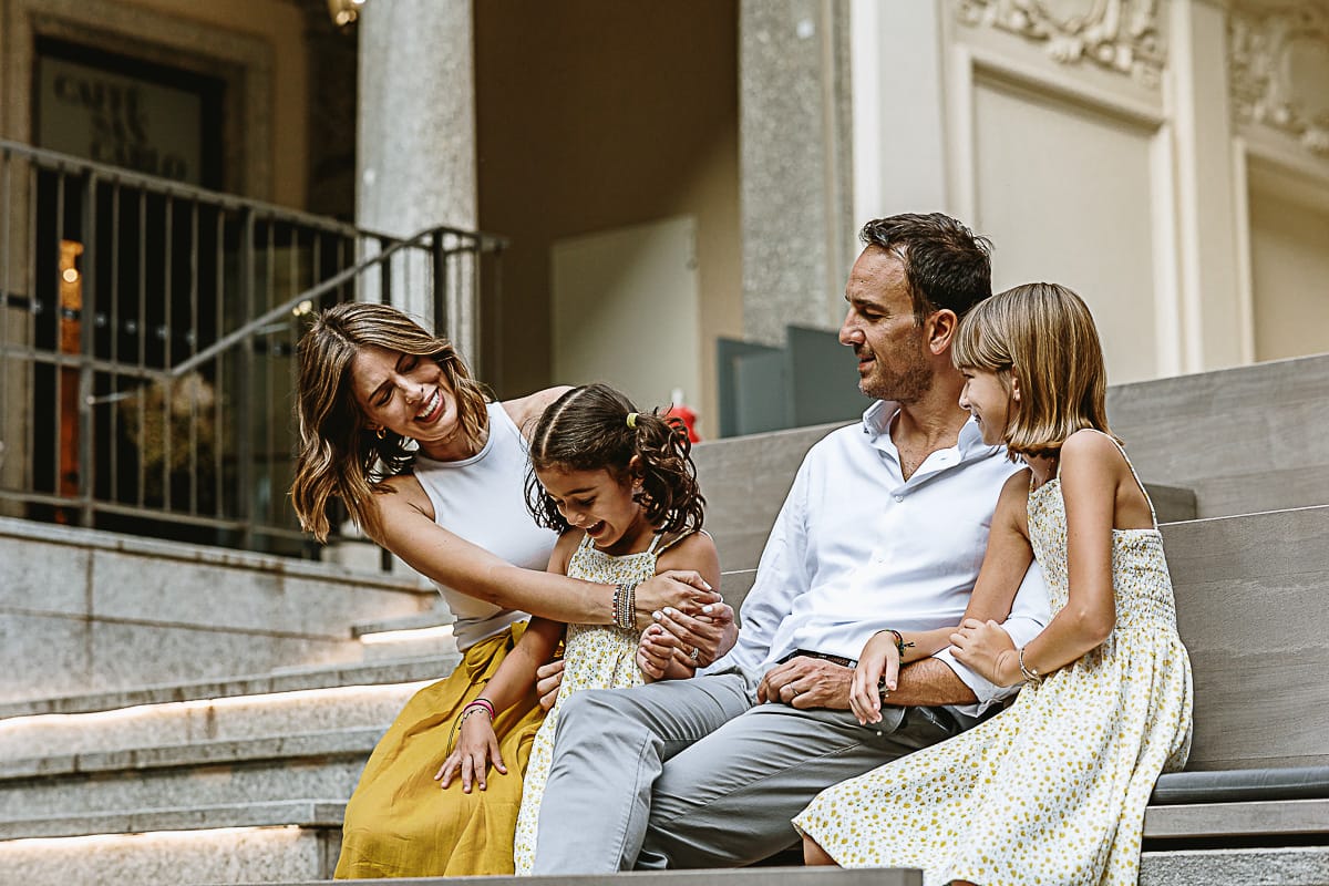 Fotografia di famiglia in vacanza a Torino: famiglia nel cortile del Palazzo san Paolo di piazza San Carlo
