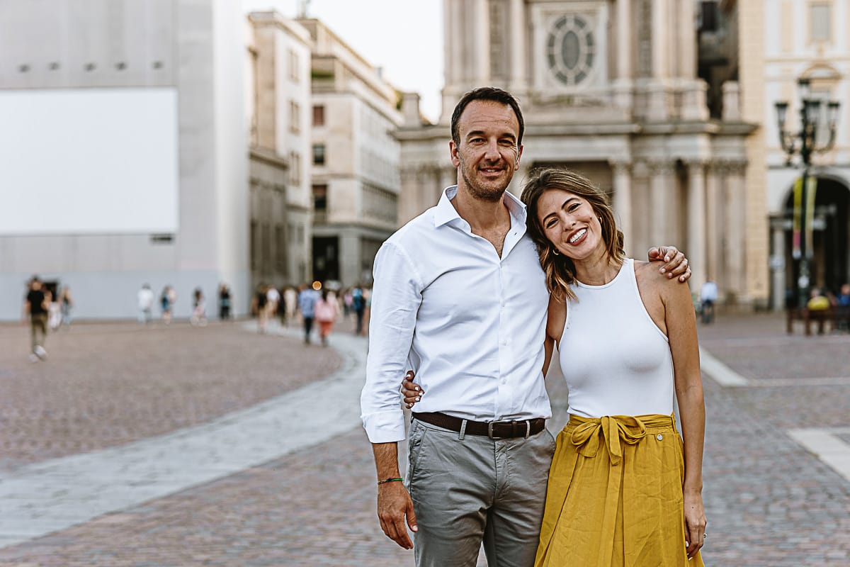 Fotografia di famiglia in vacanza a Torino: genitori in piazza San carlo
