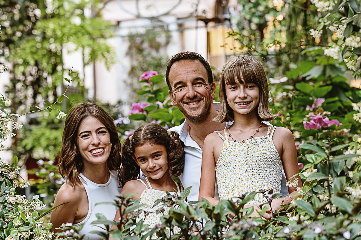 Fotografia di famiglia in vacanza a Torino: famiglia nel cortile-giardino di San Carlo dal 1973