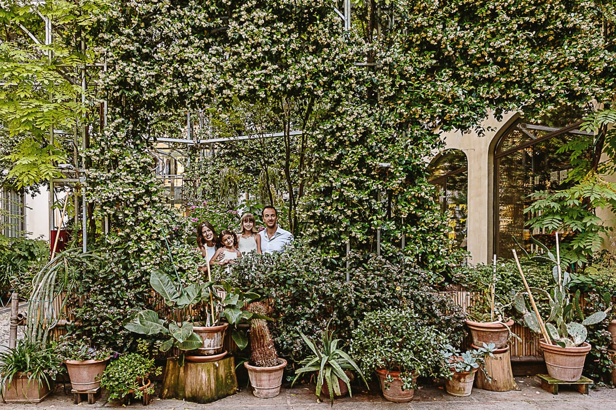 Fotografia di famiglia in vacanza a Torino: famiglia nel cortile-giardino di San Carlo dal 1973