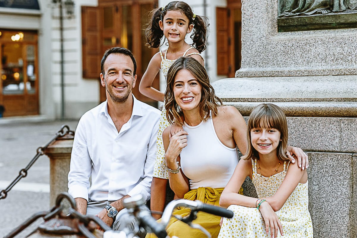 Fotografia di famiglia in vacanza a Torino: famiglia in piazza Carignano