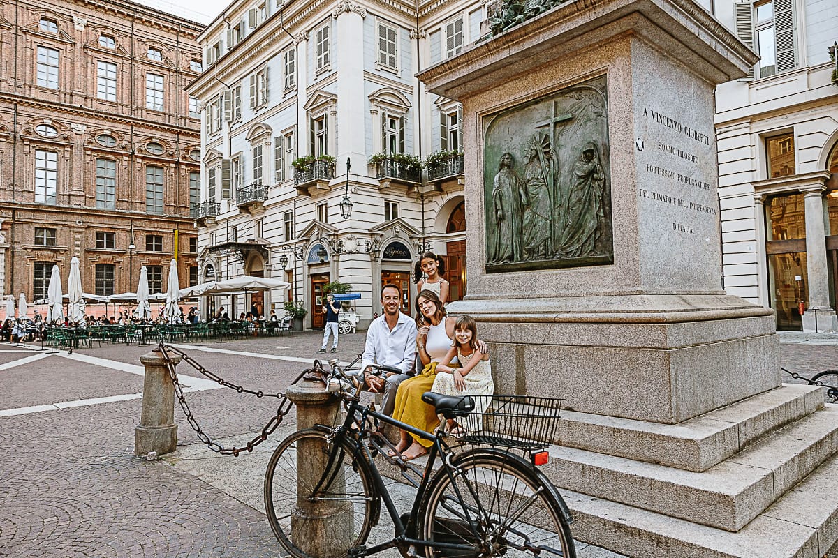 Fotografia di famiglia in vacanza a Torino: famiglia in piazza Carignano