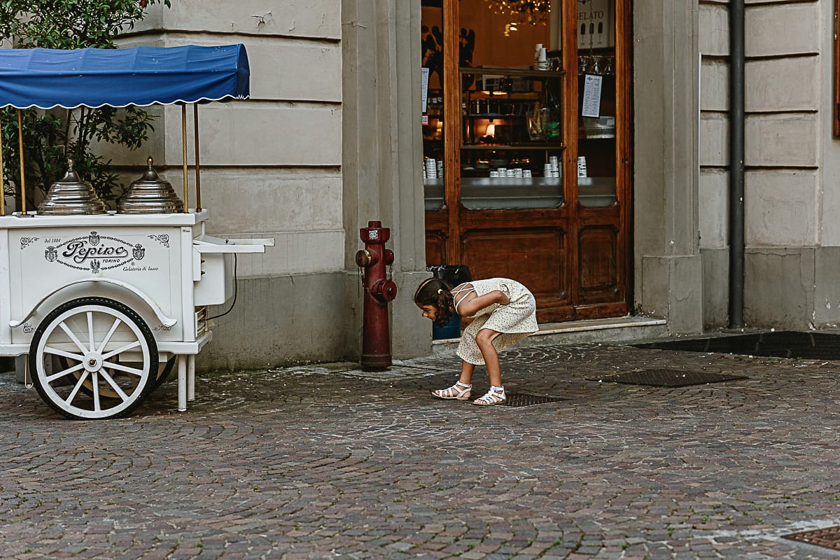 Fotografia di famiglia in vacanza a Torino: Sierra in piazza Carignano vicino al carrettino dei gelati vintage di Pepino.