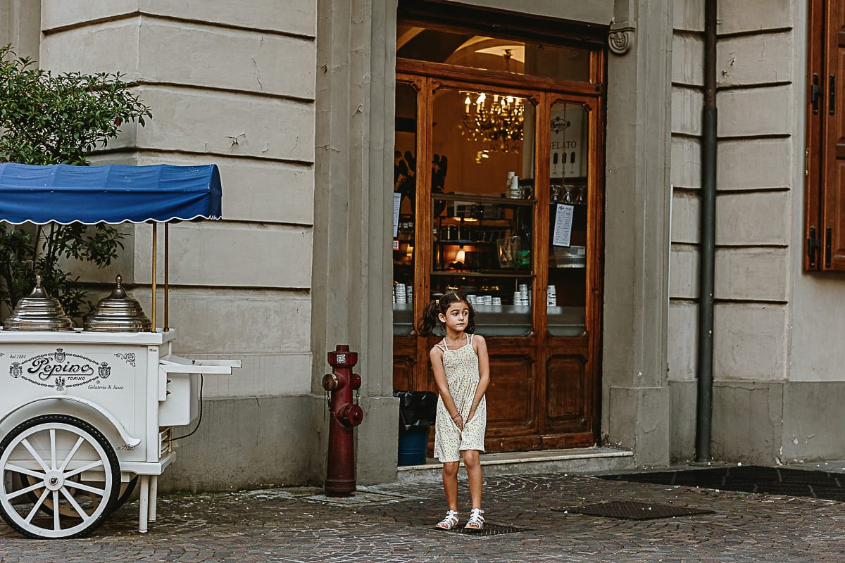 Fotografia di famiglia in vacanza a Torino: Sierra in piazza Carignano vicino al carrettino dei gelati vintage di Pepino.