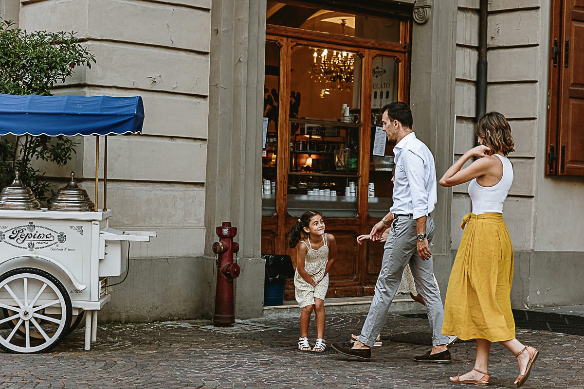 Fotografia di famiglia in vacanza a Torino: famiglia in piazza Carignano vicino al carrettino dei gelati vintage di Pepino.