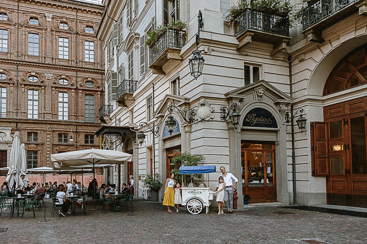 Fotografia di famiglia in vacanza a Torino: famiglia in piazza Carignano vicino al carrettino dei gelati vintage di Pepino.
