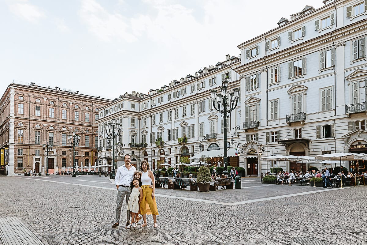 Fotografia di famiglia in vacanza a Torino: famiglia in piazza Carignano