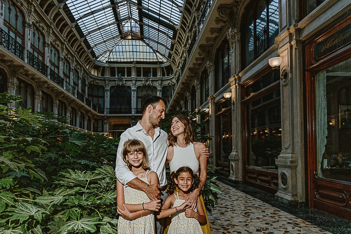 Fotografia di famiglia in vacanza a Torino: famiglia in Galleria Subalpina
