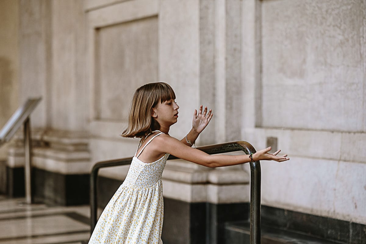 Fotografia di famiglia in vacanza a Torino: bambina rincorre una farfalla