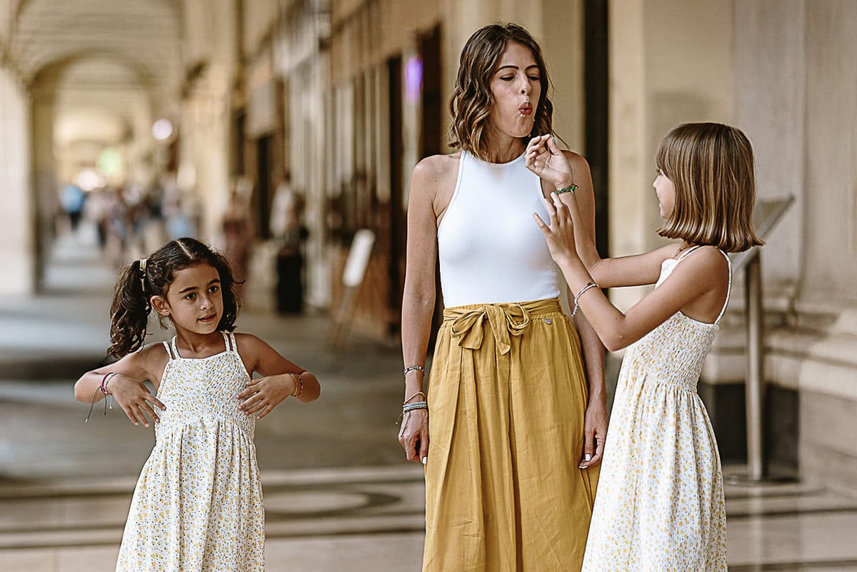 Fotografia di famiglia in vacanza a Torino: bambina mostra il fiore volante che ha afferrato alla mamma