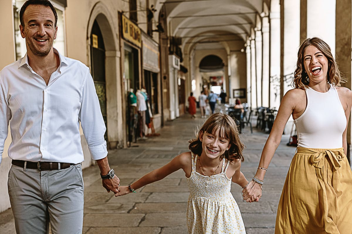 Fotografia di famiglia in vacanza a Torino: Famiglia americana passeggia per via Po