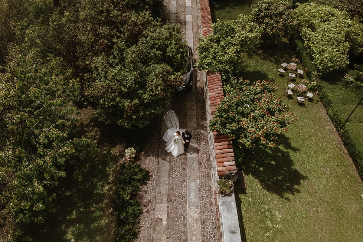 Matrimonio a Villa Ala di Rivalba (TO). sposi camminano ripresi dal drone.