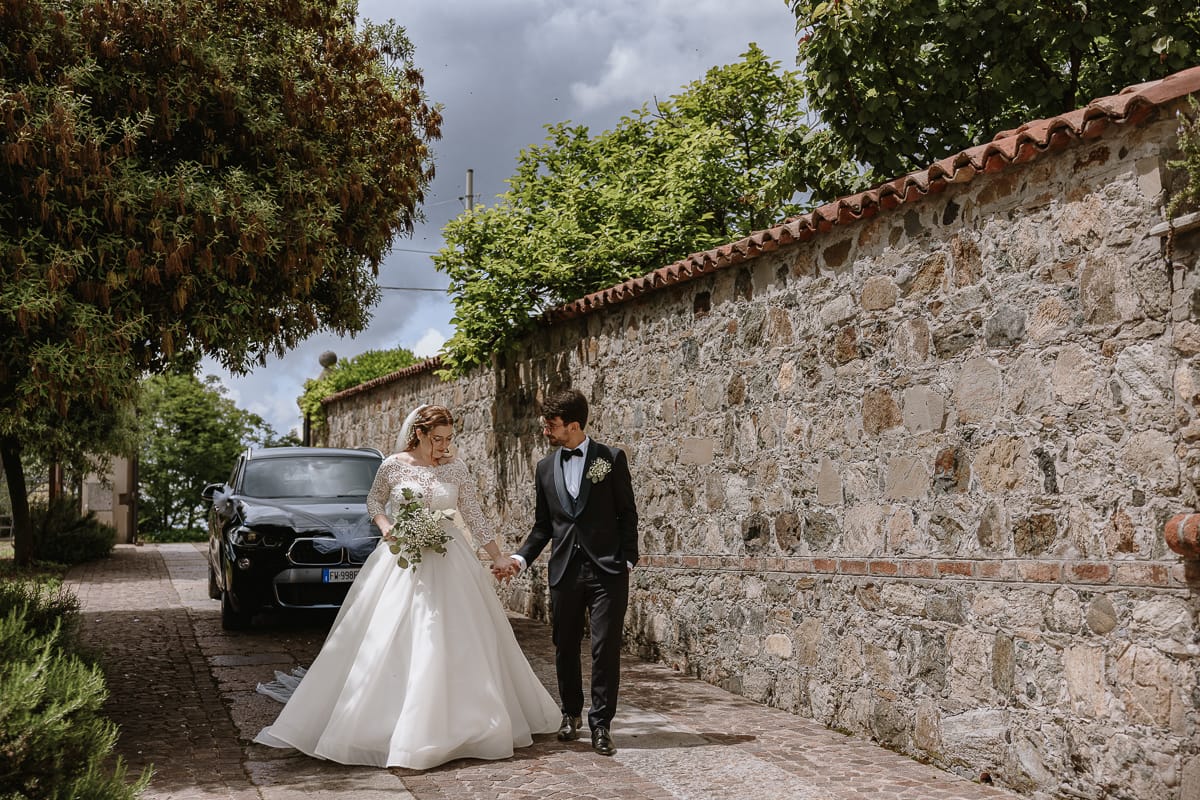 Matrimonio a Villa Ala di Rivalba (TO) Sposi camminano guardandosi.