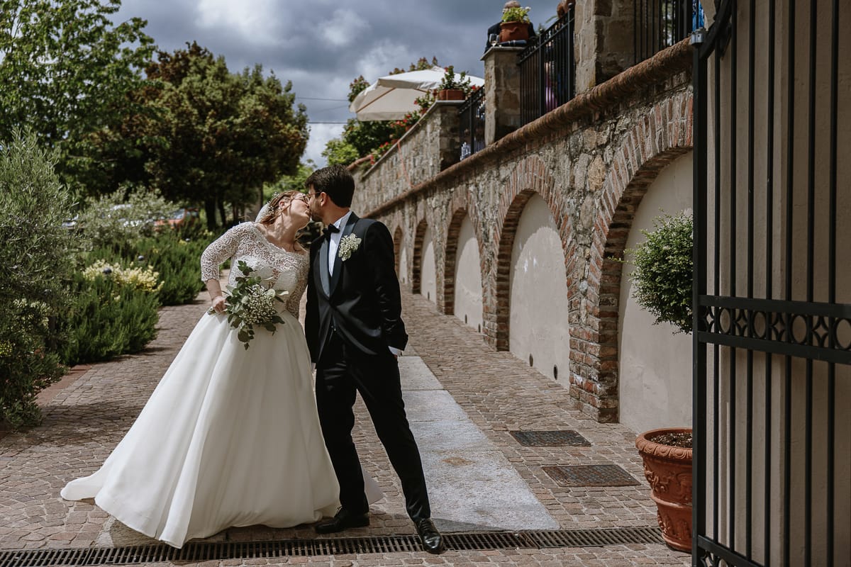 Matrimonio a Villa Ala di Rivalba (TO) Sposi si baciano davanti al canecello.