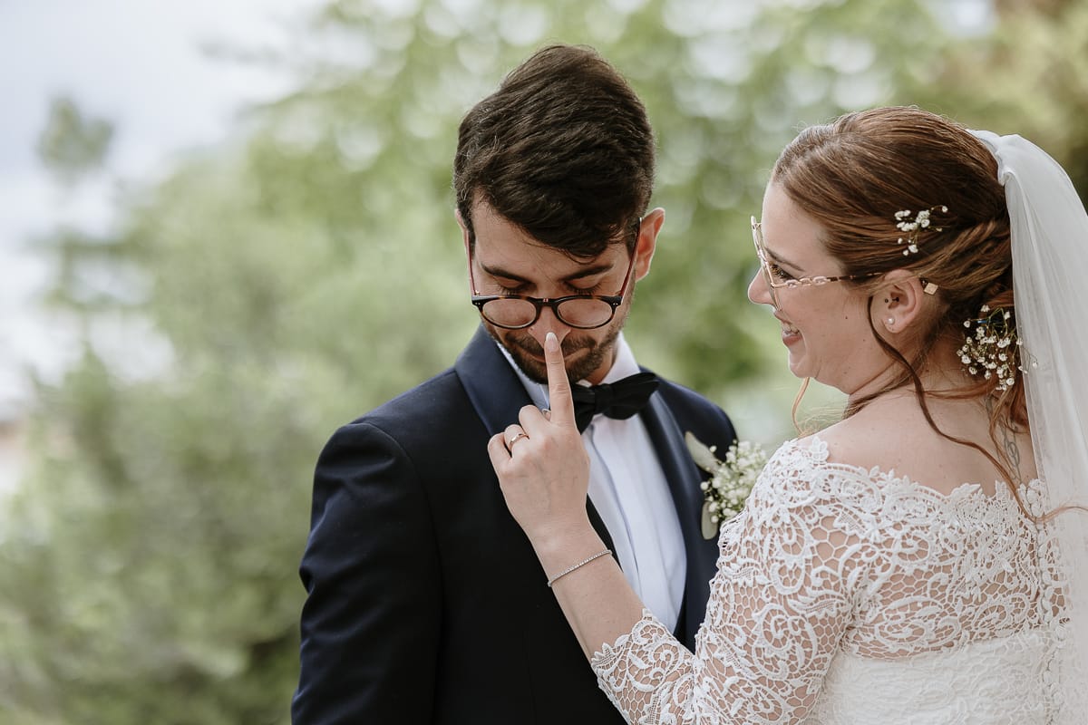 Matrimonio a Villa Ala di Rivalba (TO). Sposa tocca la punta del naso dello sposo.