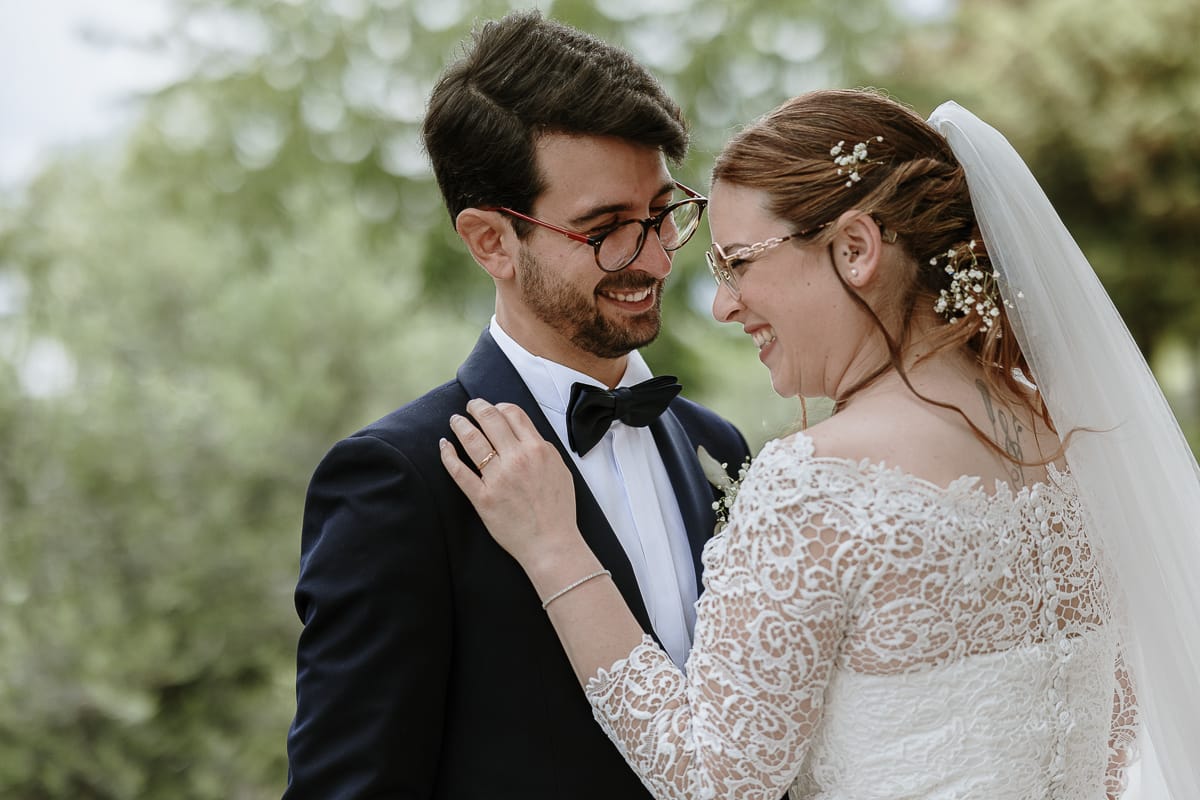 Matrimonio a Villa Ala di Rivalba (TO). Ritratto degli sposi sorridenti.