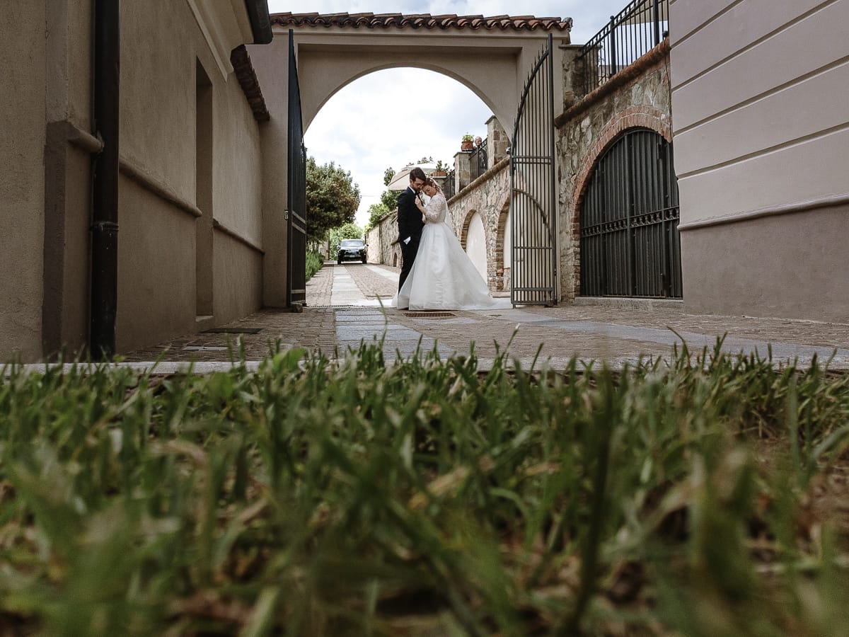 Matrimonio a Villa Ala di Rivalba (TO). Ritratto degli sposi dal basso. Foto scattata dal drone posizionato sull'erba.