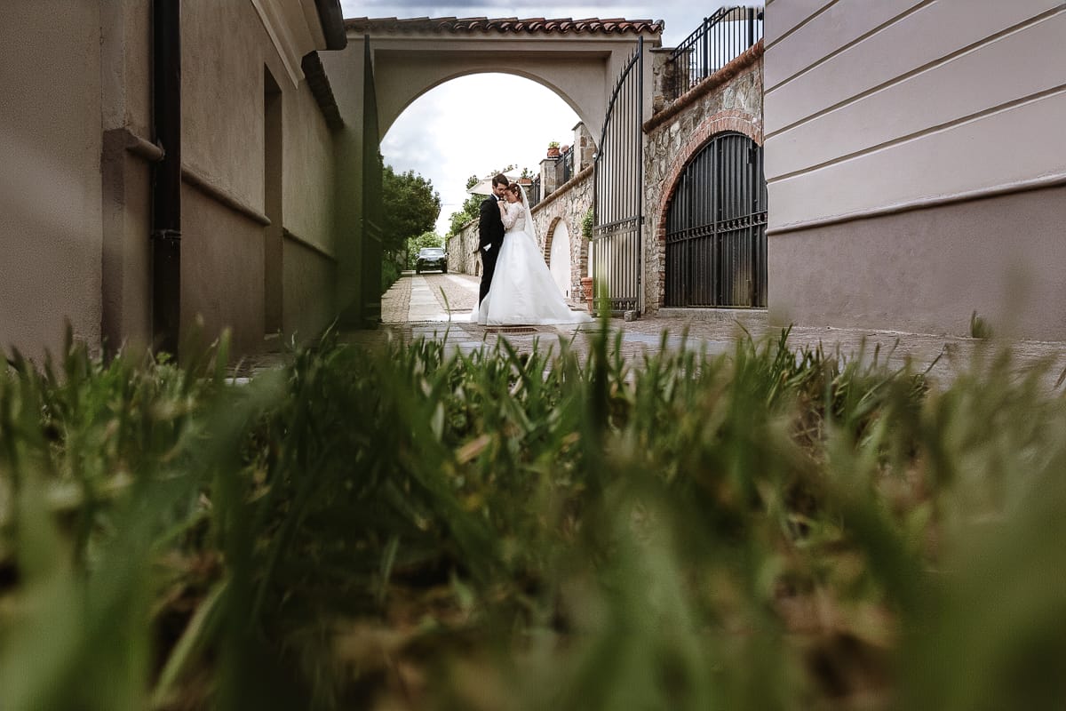 Matrimonio a Villa Ala di Rivalba (TO). Ritratto degli sposi dal basso. Foto scattata dal drone posizionato sull'erba.
