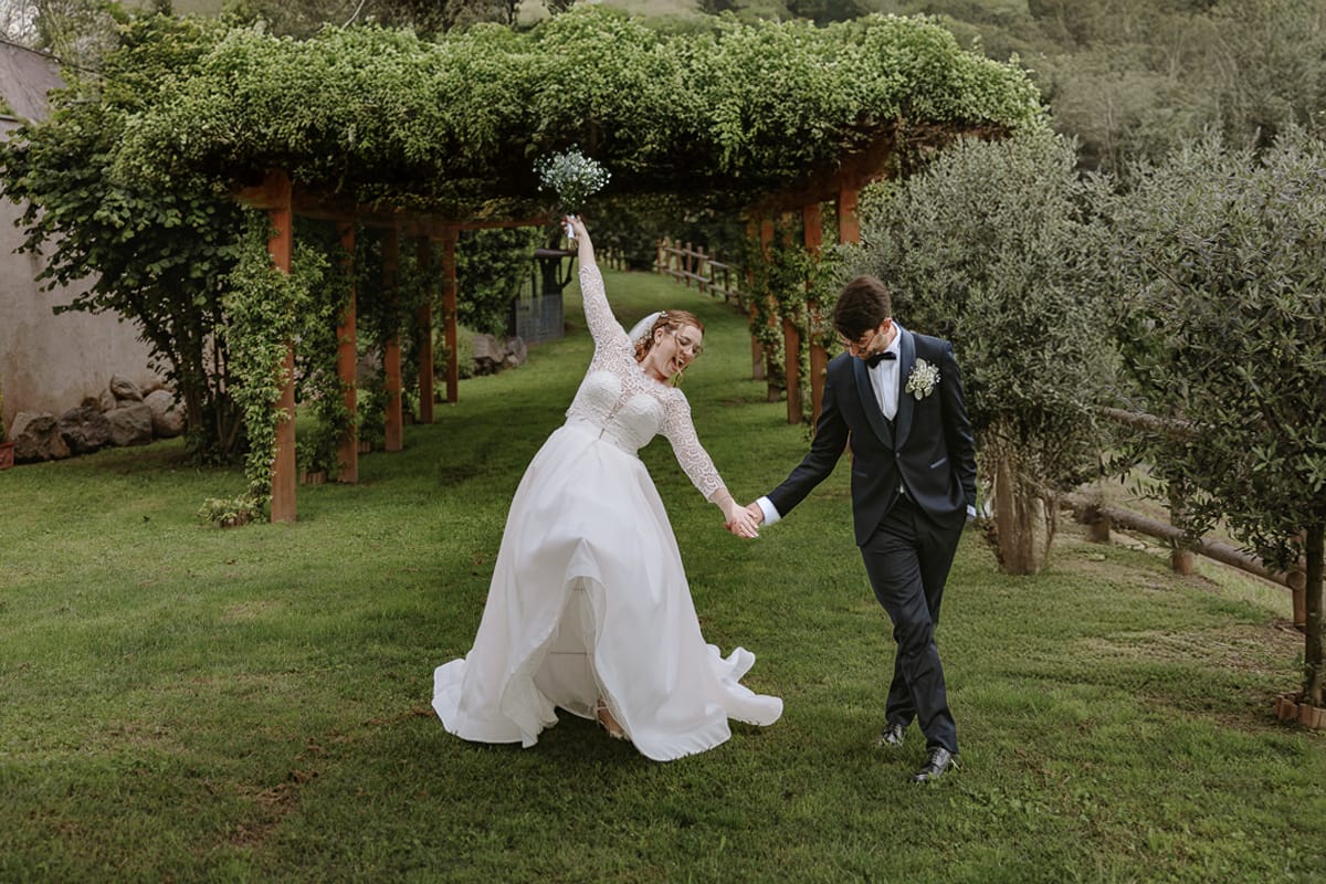 Fotografo matrimonio Torino. Sposi allegri nel giardino di Villa Ala